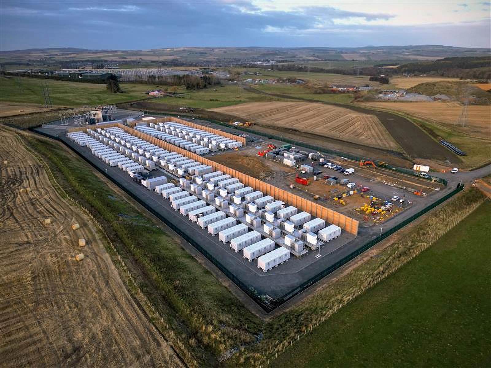 Großbatteriespeicher im Feld – Energiespeicherprojekt (Foto: Wärtsilä)