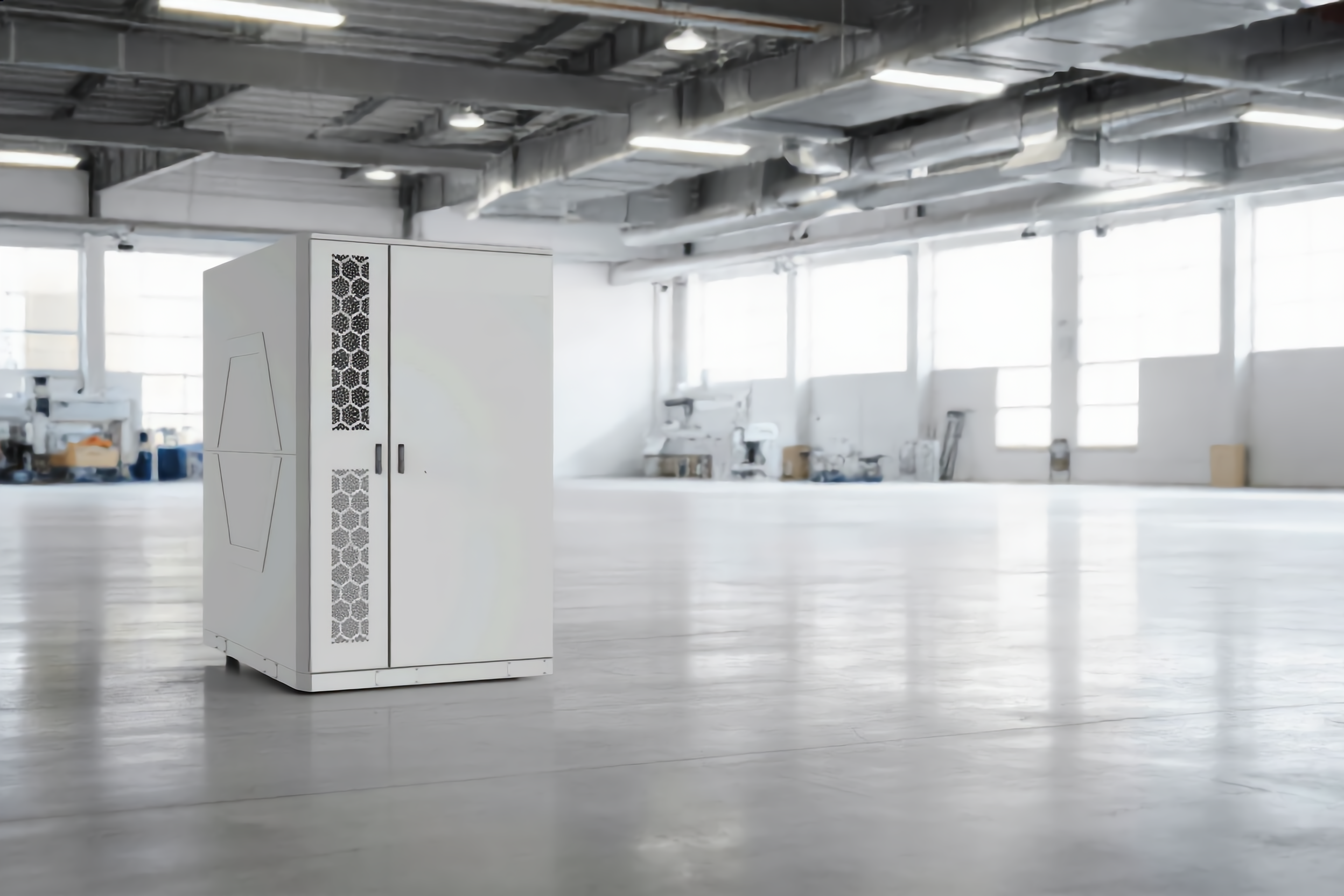 Schlüsselfertiger Gewerbespeicher von OROS ENERGY in einer Industriehalle