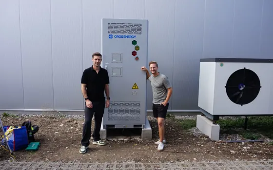 Zwei Männer vor dem Oros-ENERGY-Speicherkabinett am Standort von el Padel in Winterthur