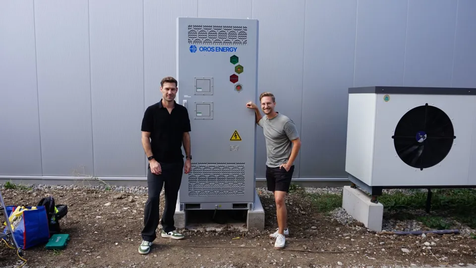 Zwei Männer vor dem Oros-ENERGY-Speicherkabinett am Standort von el Padel in Winterthur