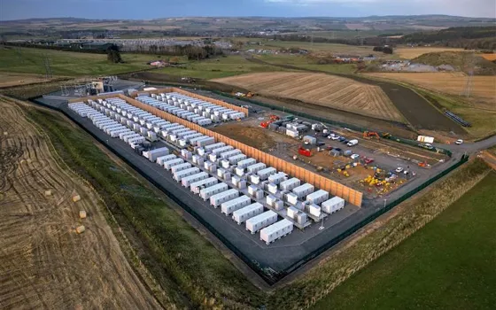 Großbatteriespeicher im Feld – Energiespeicherprojekt (Foto: Wärtsilä)